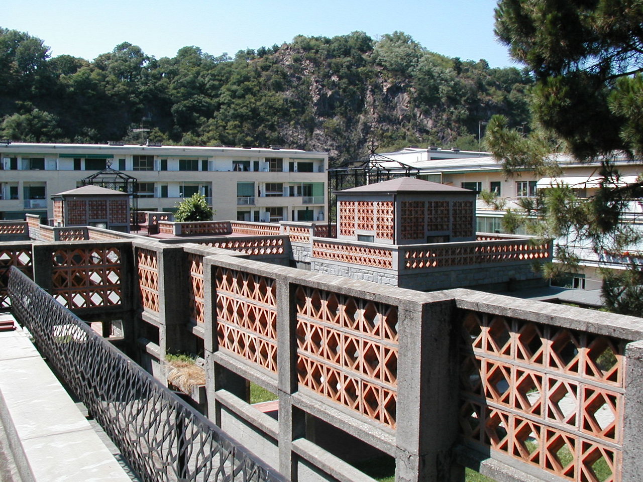 Scuola materna in Canton Vesco a Ivrea_Vista delle terrazze, con le caratteristiche murature in pietra e i parapetti in cotto